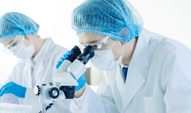 顕微鏡を覗く人